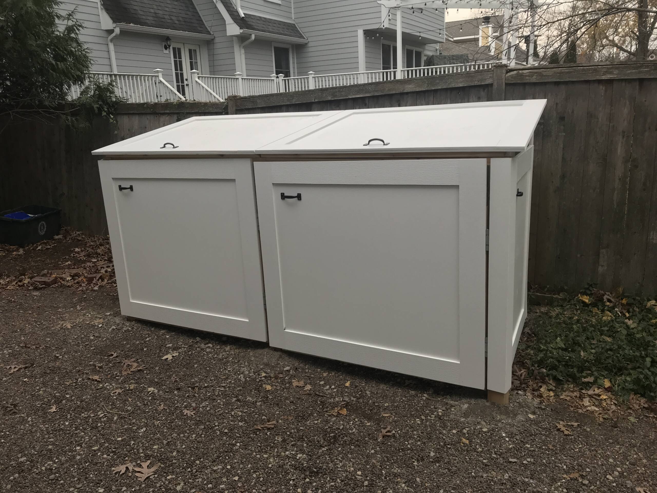 A new shed for the trashcans
